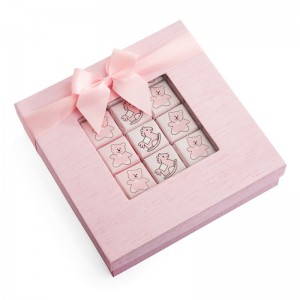 Różowy cukierek papierowy pudełko z faborkiem
